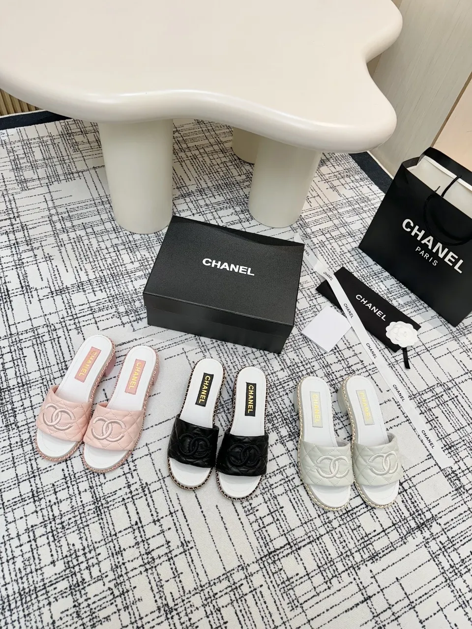 👟👟Ex-factory price 480👟👟 Top version Chanel Chanel - 2025 spring model, counter top double C sandals, this classic design; the extraordinary double C incorporates a variety of color elements... The diversified mix and match is very beautiful and versatile, very light on the foot, comfortable, super delicate and elegant, and can be used outdoors... ꫛꫀꪝ Go➫ Material: ❶Upper made of: Original imported sheepskin ❷Inner lining: Original sheepskin lining ❸Outsole based on: Original Italian genuine leather outsole Counter boutique packaging complete set for women 35–40 (customized for 41) 3 colors available (black, white, pink)